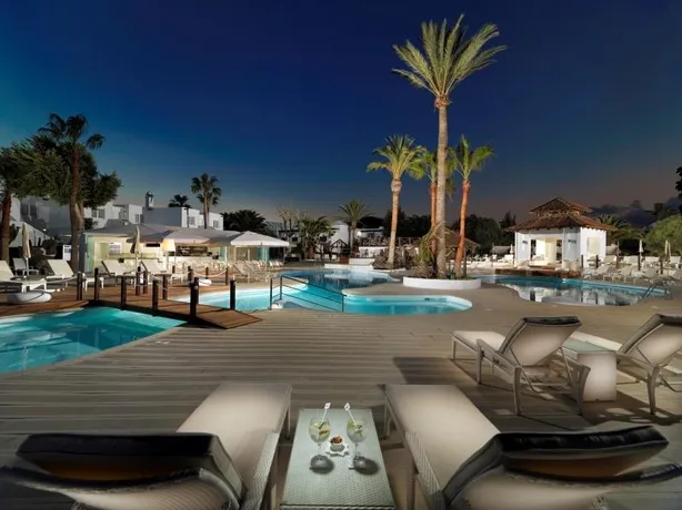 H10 White Suites 3